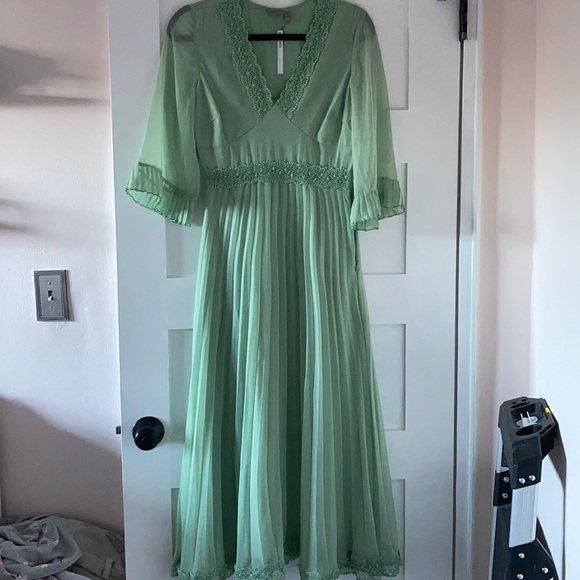 Green pleated midi dres - Picture 1 of 3